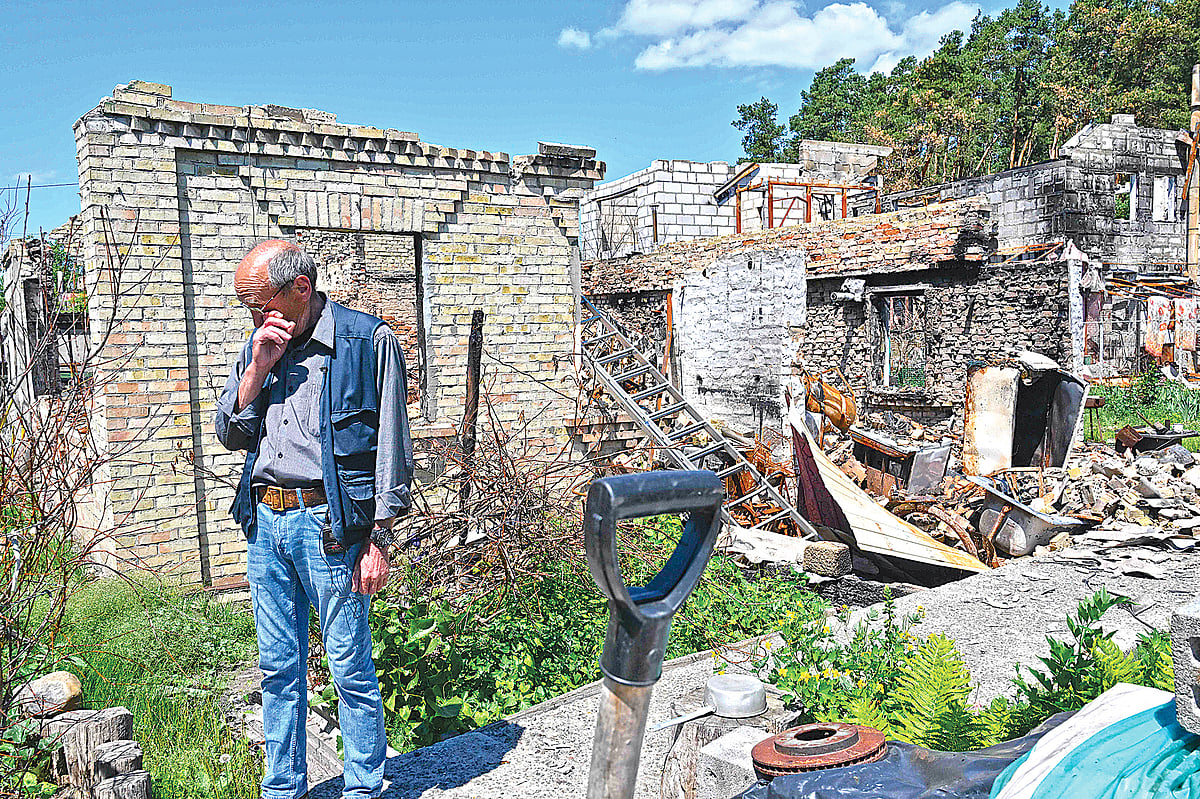 ১০০ দিন পার হলেও যুদ্ধ থামার কোনো লক্ষণ নেই। নিজের বাড়ির ধ্বংসস্তূপের সামনে দাঁড়িয়ে কাঁদছেন উত্তর কিভেয়ের এক বাসিন্দা
