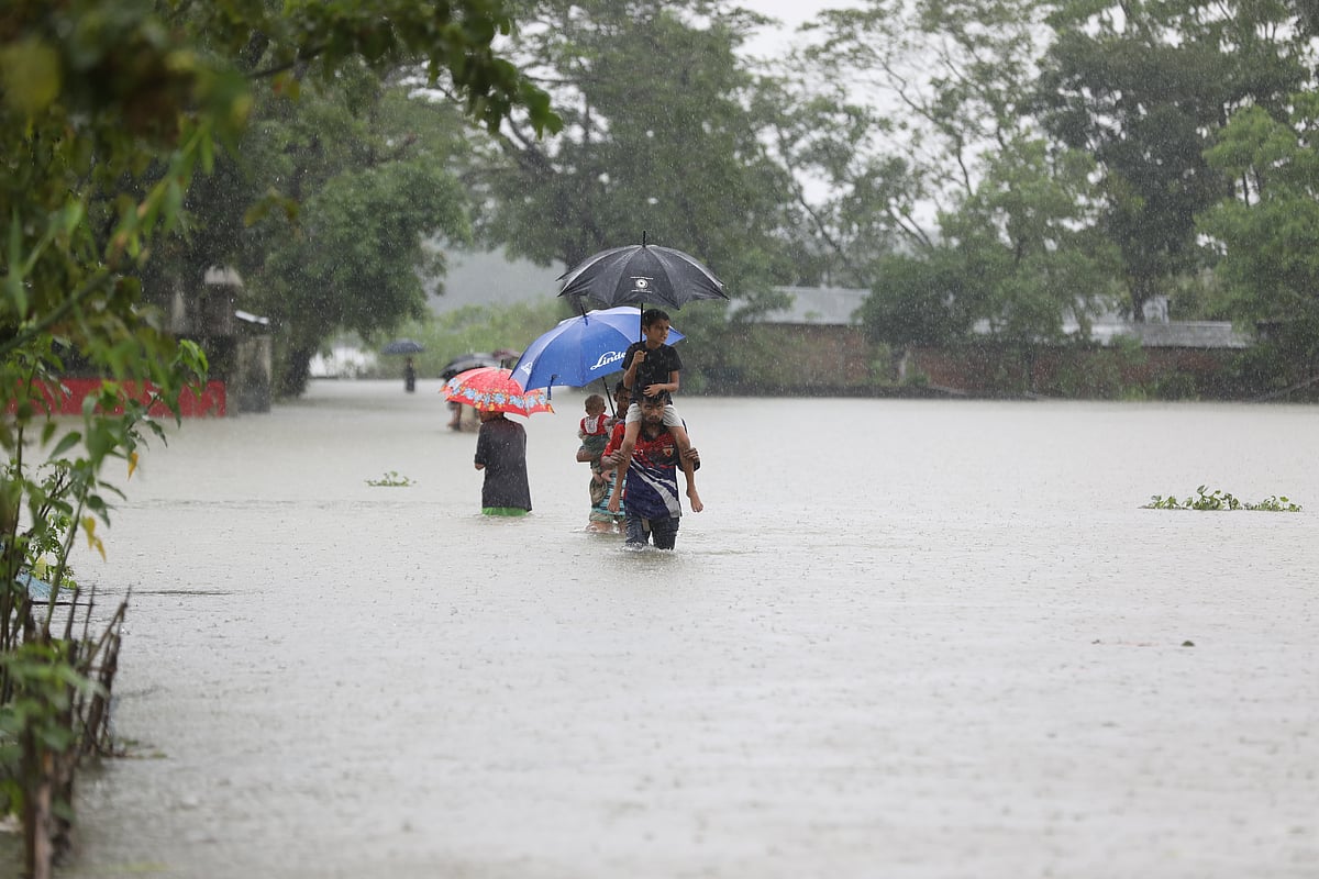 বন্যার পানিতে তলিয়ে গেছে ঘর–বাড়ি। নিরাপদ আশ্রয়ের সন্ধানে ছুটছে মানুষ। আজ শুক্রবার দুপুরে গোয়াইনঘাট উপজেলার সালুটিকর এলাকা থেকে তোলা