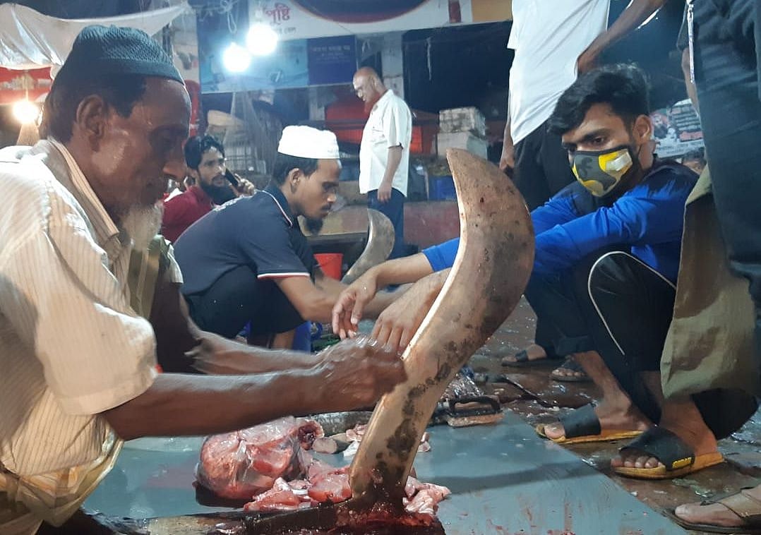 বরিশালের চৌমাথা বাজারে মাছ কাটছেন এ পেশার এক ব্যক্তি। গতকাল বুধবার রাতে