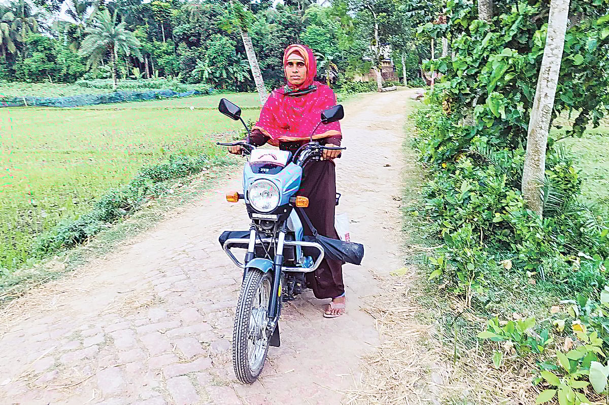 মোটরসাইকেলে করে বিভিন্ন জায়গায় গবাদিপ্রাণীর কৃত্রিম প্রজনন ও চিকিৎসাসেবা দিতে যান আসমা আক্তার। সম্প্রতি যশোরের ঝিকরগাছা উপজেলার বল্লা গ্রামে