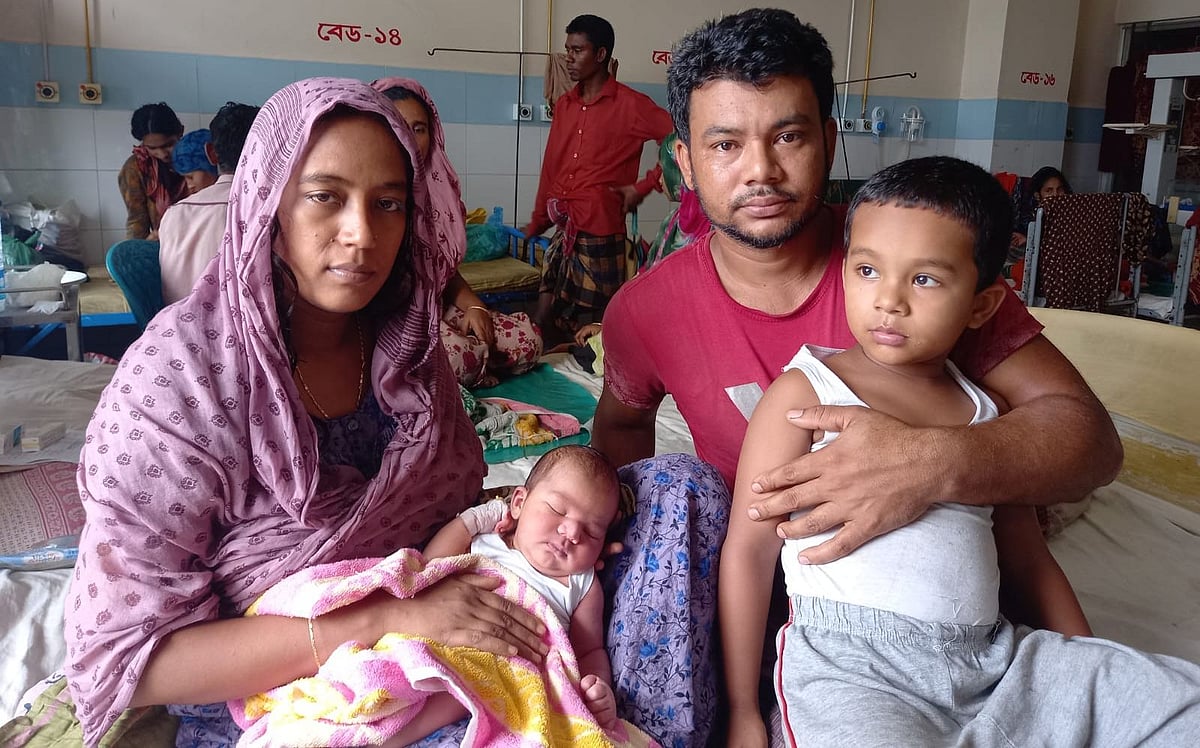 মায়ের কোলে নবজাতক ‘নূহ আলম প্লাবন’। পাশে বাবা ও ভাই। সোমবার সুনামগঞ্জ জেলা সদর হাসপাতালের শিশু ওয়ার্ডে