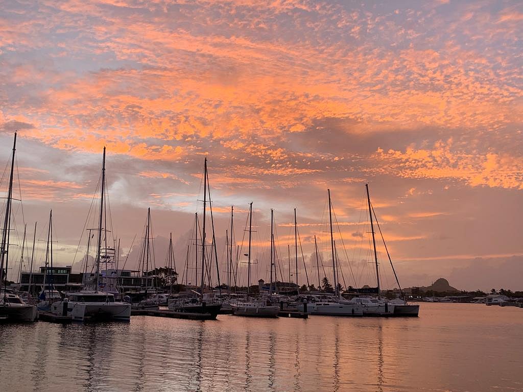 সেন্ট লুসিয়ার রডনি বে মেরিনায় সূর্যাস্তের সৌন্দর্য