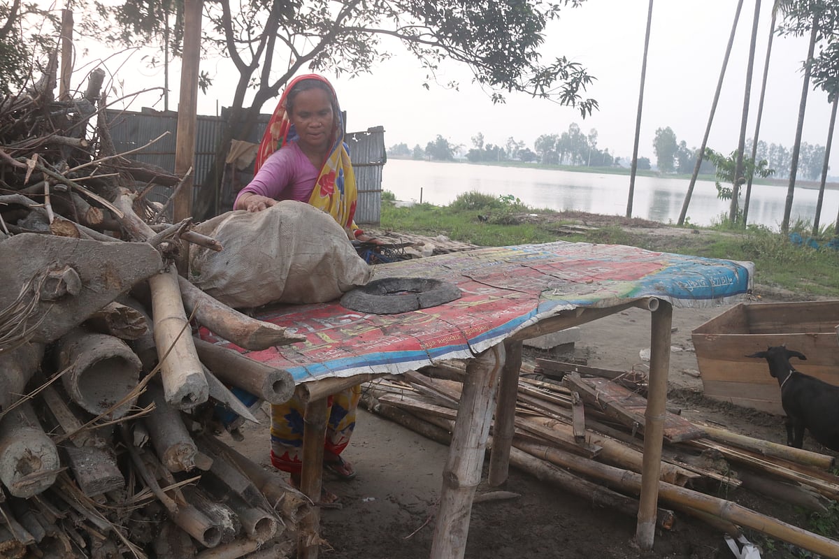 তিস্তার ভাঙনে বিলীন হয়েছে ৩০ বছর ধরে গোছানো আওরঙ্গজেব নওশাদ ও মকসুদা বেগমের ভিটেমাটি। মায়ায় জড়ানো ভিটেমাটির  শেষ  সম্বলটুকু নিয়ে নিরাপদ স্থানে সরে যাচ্ছেন তাঁরা। ছবিটি  রংপুরের গঙ্গাচড়া উপজেলার ইচলি এলাকা থেকে গত শনিবার বিকেলে তোলা
