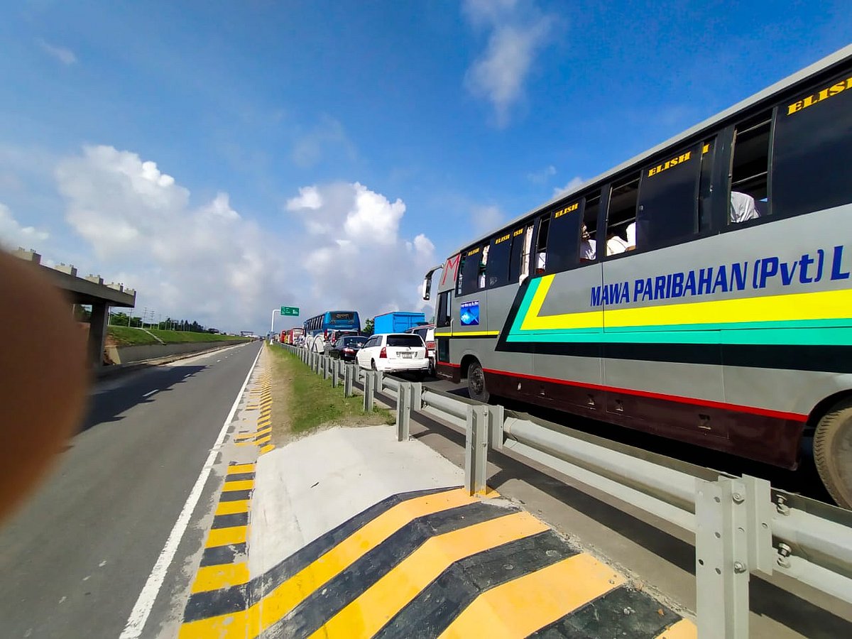 পদ্মা সেতুর মাওয়া প্রান্তে টোল আদায়ে ধীরগতির কারণে এক্সপ্রেসওয়েতে যানবাহনের দীর্ঘ সারি তৈরি হয়। ছবি সকাল ৯টার দিকে মুন্সিগঞ্জের মাওয়া প্রান্তে