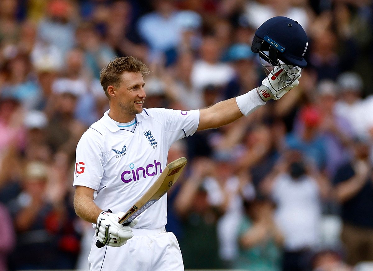 ট্রেন্ট ব্রিজ টেস্টে ইংল্যান্ডের প্রথম ইনিংসে শতকের পর জো রুটের উদ্‌যাপন