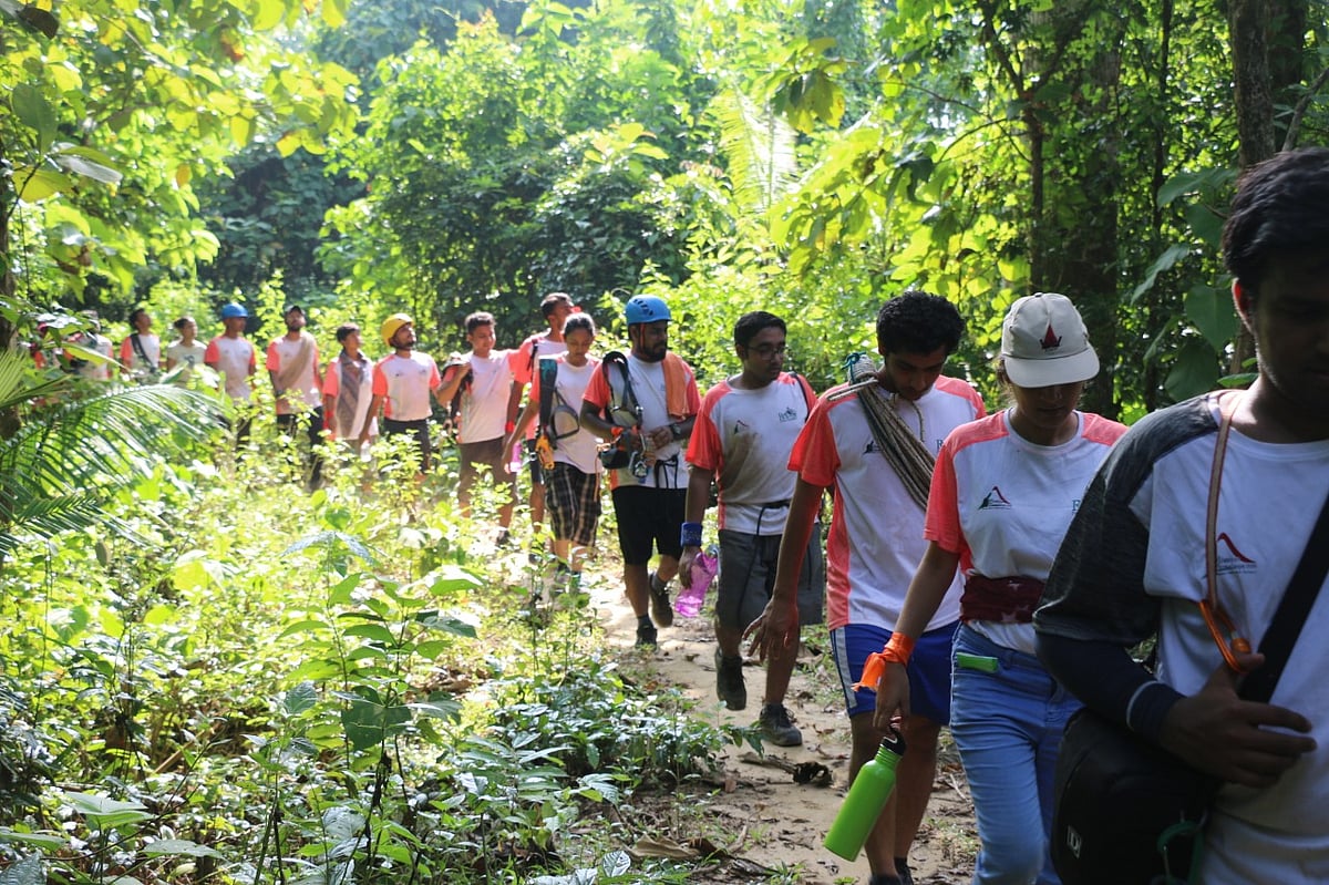 পর্বতারোহণের প্রশিক্ষণ দেওয়া হয় চট্টগ্রামের ফটিকছড়ির হাজারীখিলে