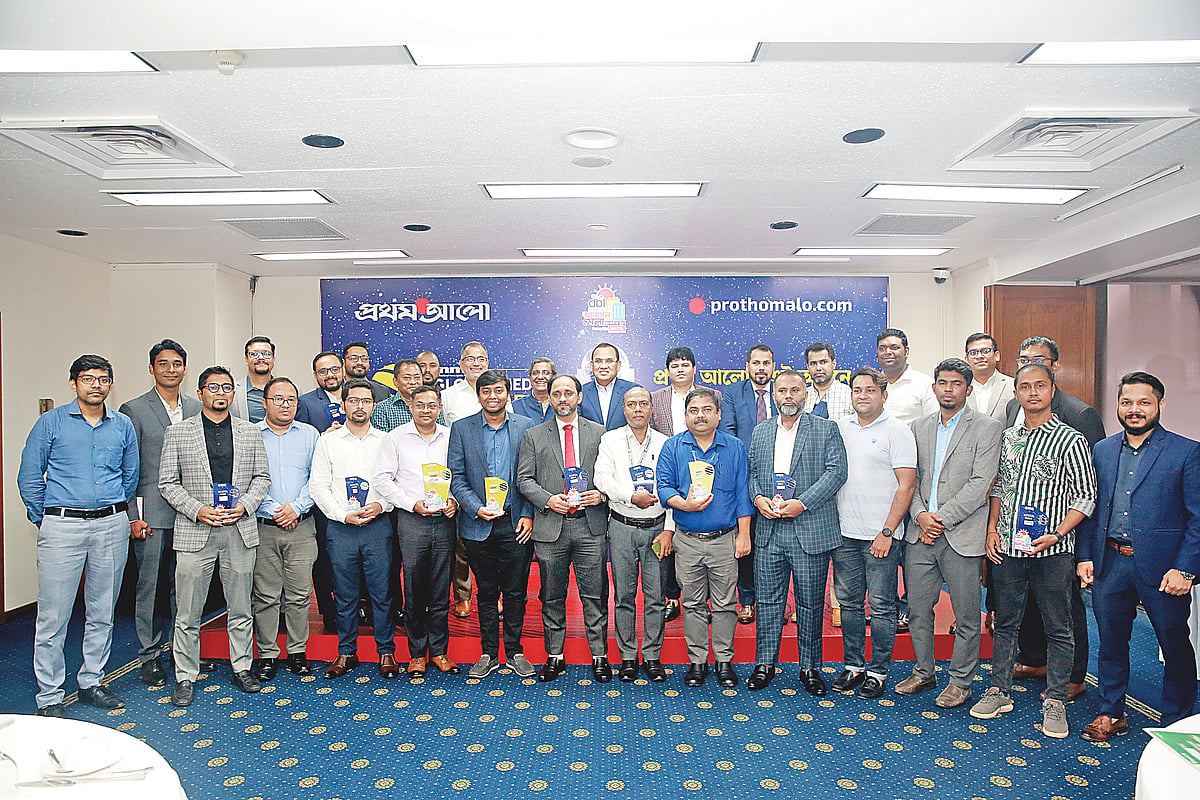 ‘বেস্ট আইডিয়া টু গ্রো অ্যাডভারটাইজিং সেলস’ শ্রেণিতে ইনমা অ্যাওয়ার্ড বিজয় উপলক্ষে প্রথম আলো অনলাইন আবাসন মেলার অংশীদারদের সঙ্গে আয়োজিত চা-চক্রে উপস্থিত আবাসন, নির্মাণ ও আর্থিক প্রতিষ্ঠানের কর্মকর্তারা। গতকাল শনিবার বিকেলে রাজধানীর সোনারগাঁও হোটেলে