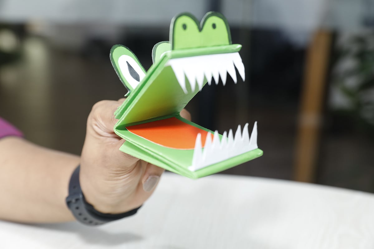 শিশুদের জন্য বানাতে পারেন এমনই কাগজের কুমির