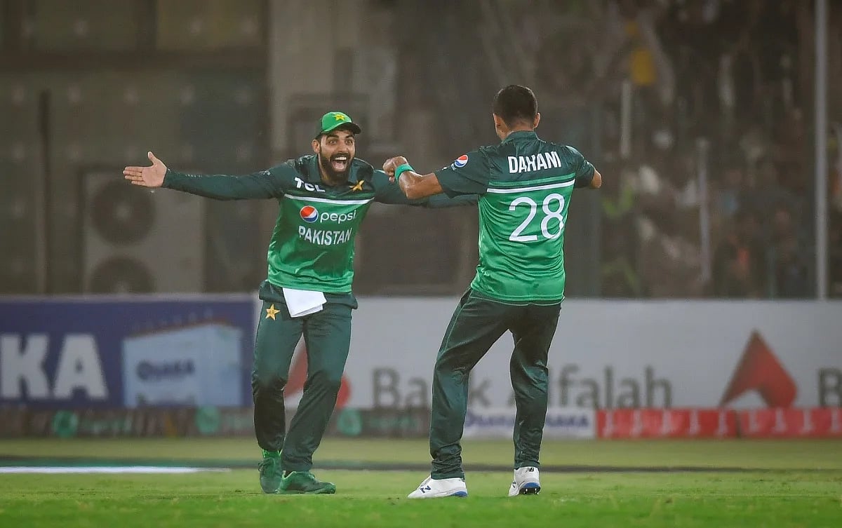 এ উল্লাস দাহানি উইকেট পাওয়ার পর। তবে পাকিস্তানকে উল্লাসে ভাসিয়েছেন শাদাবই