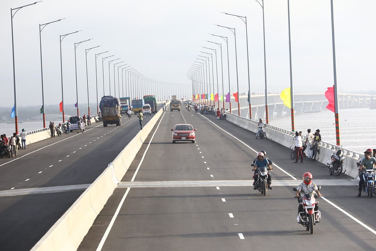 পদ্মা সেতুতে সকাল থেকে শুরু হয়েছে পারাপার