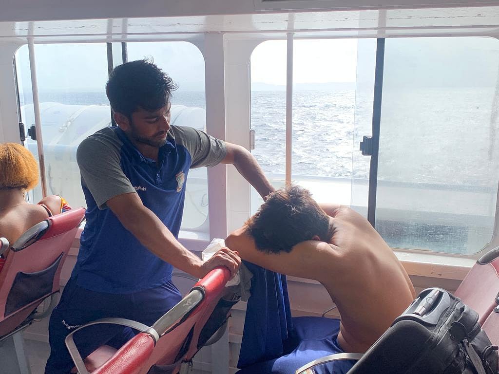 সমুদ্রে অসুস্থ হয়ে পড়লে নুরুল হাসানকে শুশ্রুষা দিচ্ছেন সতীর্থ মেহেদী হাসান মিরাজ।