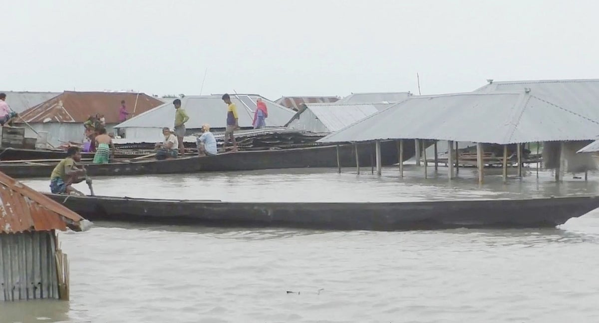 বন্যায় বাড়িঘর তলিয়ে যাওয়ায় মানুষ নৌকায় অবস্থান করছে। কুড়িগ্রামের সদর উপজেলার যাত্রাপুর ইউনিয়নের পোড়াচর গ্রামে