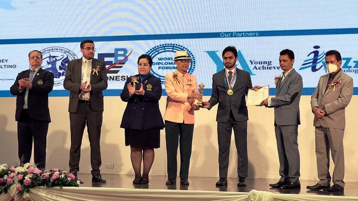 ব্যাংককের রয়্যাল থাই আর্মি ক্লাবের বলরুমে গ্লোবাল ইয়ুথ পার্লামেন্ট আয়োজিত দুই দিনব্যাপী সামিটের উদ্বোধনী দিনে তরুণ চলচ্চিত্র নির্মাতা ও প্রযোজক হেমন্ত সাদীকের হাতে ‘দ্য ইয়ুথ ইমার্জিং লিডারশিপ অ্যাওয়ার্ড’ তুলে দিচ্ছেন আয়োজকেরা। ছবি: সংগৃহীত