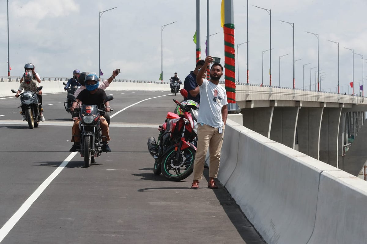 মোটরসাইকেল ও প্রাইভেট কার নিয়ে আসা মানুষেরা উল্লাস করতে করতে পদ্মা সেতুতে ওঠেন
