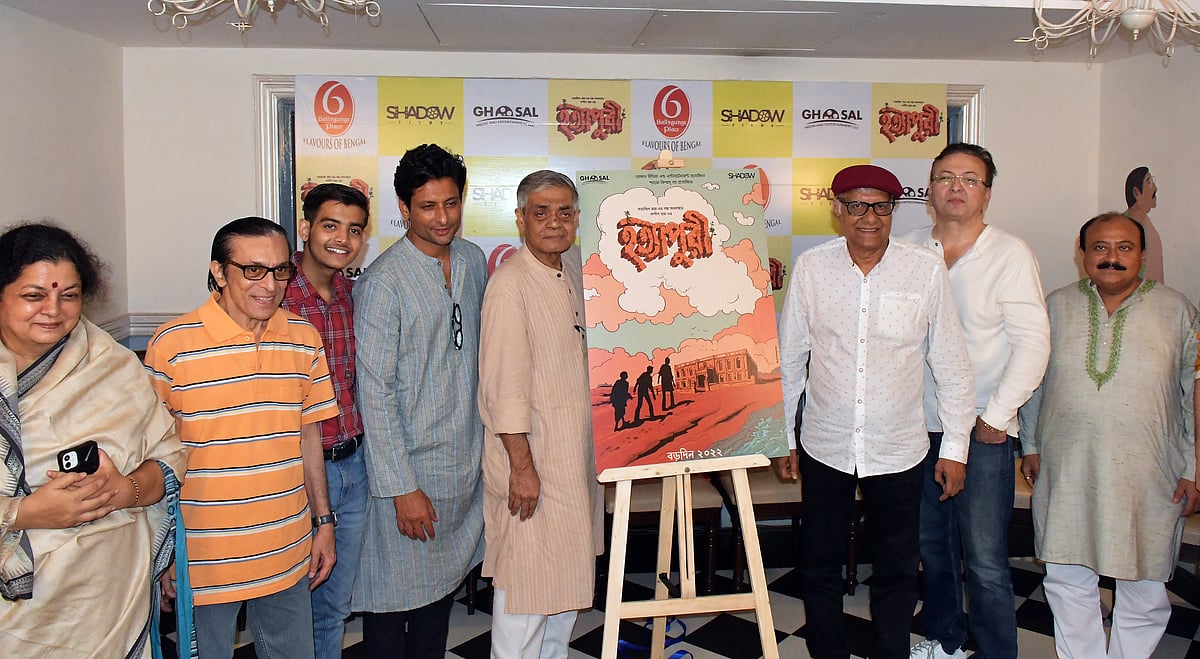 কলকাতার একটি রেস্তোরাঁয় ফেলুদার নতুন ছবি ‘হত্যাপুরী’ সম্পর্কে জানাতে সংবাদ সম্মেলনের আয়োজন করা হয়