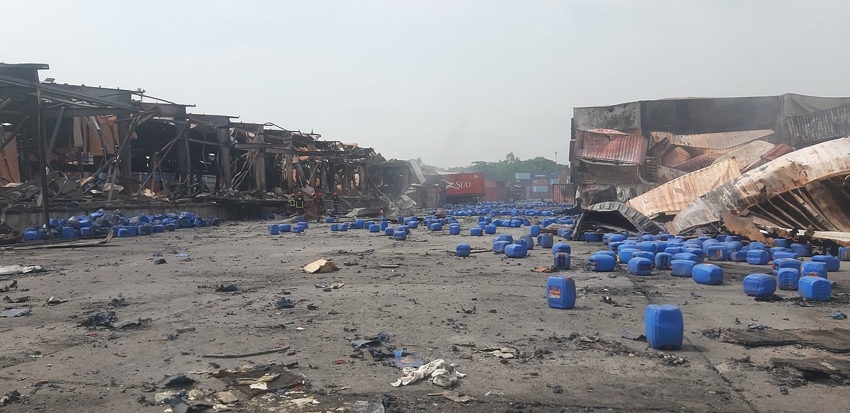 স্মরণকালের মধ্যে দেশে সবচেয়ে ভয়াবহ এ বিস্ফোরণের ঘটনায় সীতাকুণ্ডের বিএম ডিপোর সব কার্যক্রম থেমে গেছে