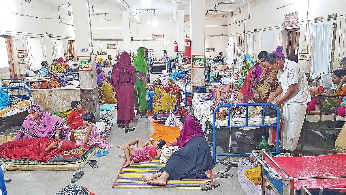 স্থান সংকুলান না হওয়ায় ওয়ার্ডের মেঝেতে শুয়ে–বসে সেবা নিচ্ছেন রোগীরা। গত রোববার ২৫০ শয্যার নীলফামারী জেনারেল হাসপাতালে