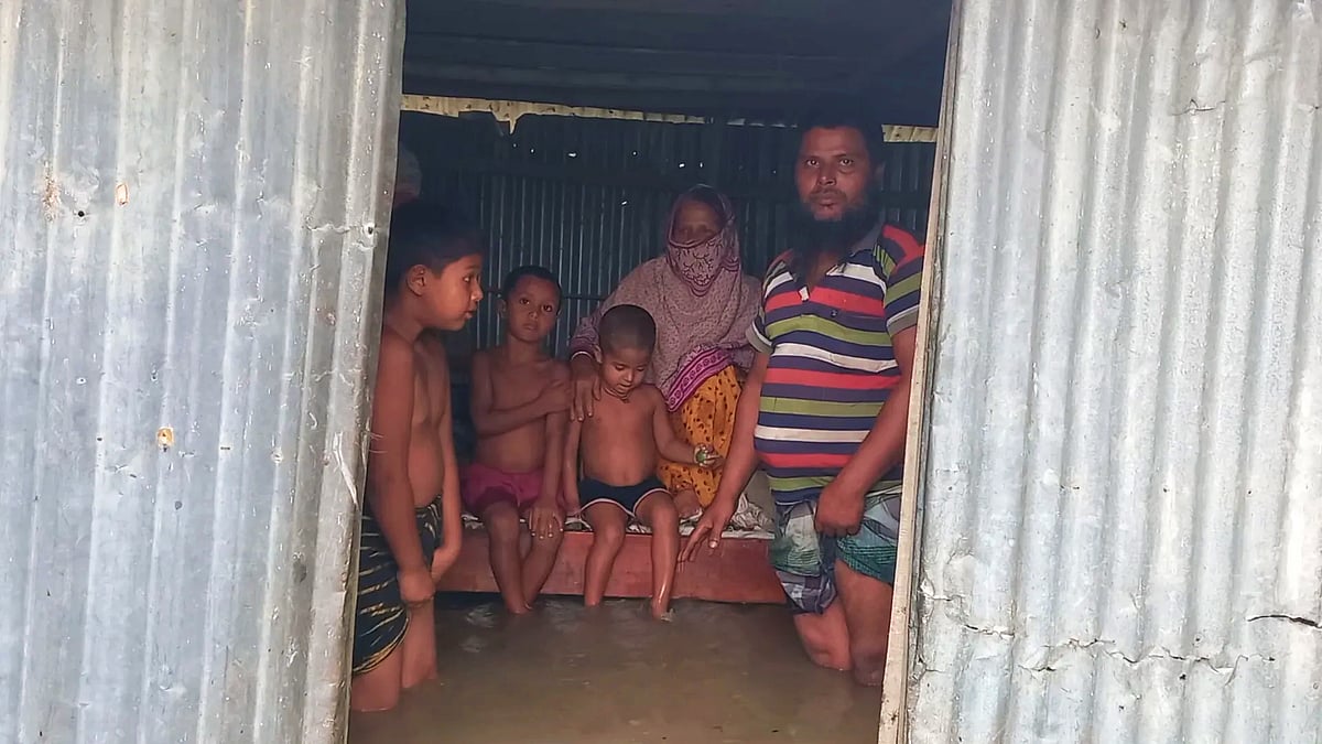 পাহাড়ি ঢল ও টানা বৃষ্টিতে ঘরের ভেতরে হাঁটু পানি। বন্যায় স্ত্রী–সন্তান নিয়ে বিপাকে পড়েছেন পানিবন্দী এক বাসিন্দা। সোমবার কিশোরগঞ্জের করিমগঞ্জের উরদিঘী এলাকায়