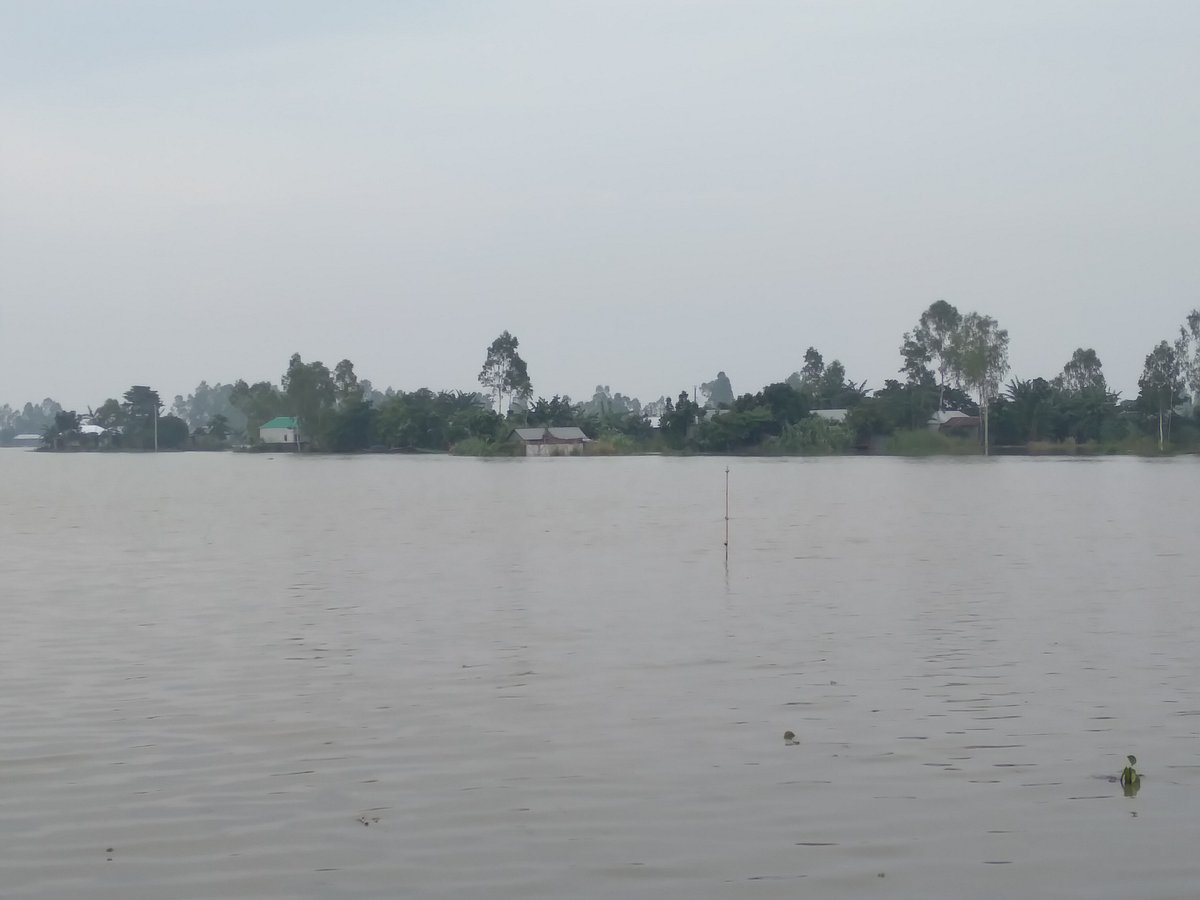 সিরাজগঞ্জে যমুনা নদীতে পানি বৃদ্ধি অব্যাহত থাকায় নিম্নাঞ্চল ও চরাঞ্চলে বন্যা পরিস্থিতির অবনতি হচ্ছে। রোববার বিকেলে সদর উপজেলার খোকশাবাড়ি ইউনিয়নের গুনেরগাতী গ্রামে