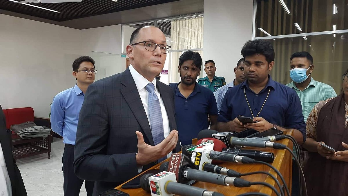 আগারগাঁওয়ে নির্বাচন ভবনে বুধবার প্রধান নির্বাচন কমিশনার কাজী হাবিবুল আউয়ালের সঙ্গে সৌজন্য সাক্ষাৎ শেষে সাংবাদিকদের সঙ্গে কথা বলেন যুক্তরাষ্ট্রের রাষ্ট্রদূত পিটার হাস