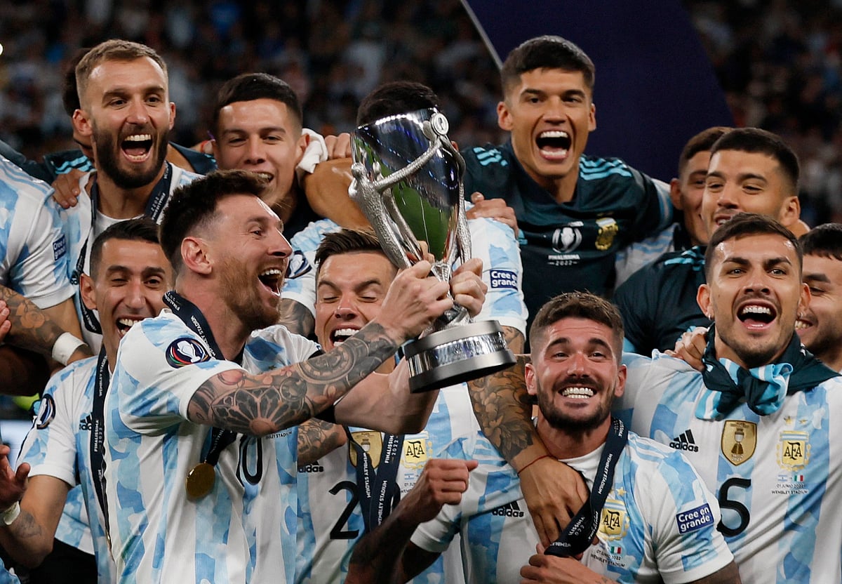 আর্জেন্টিনার হয়ে আরও একটি শিরোপা জয়ের মুহূর্ত এভাবেই রাঙালেন লিওনেল মেসি। পাশে তাঁর সতীর্থরা