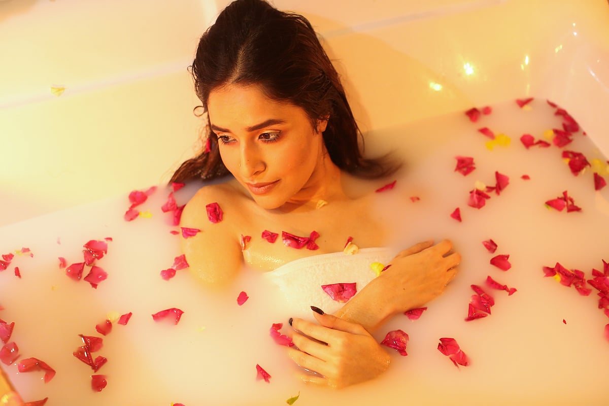 দুধ দিয়ে করা গোসল ত্বকের উজ্জ্বলতা বাড়াতে সহায়তা করে