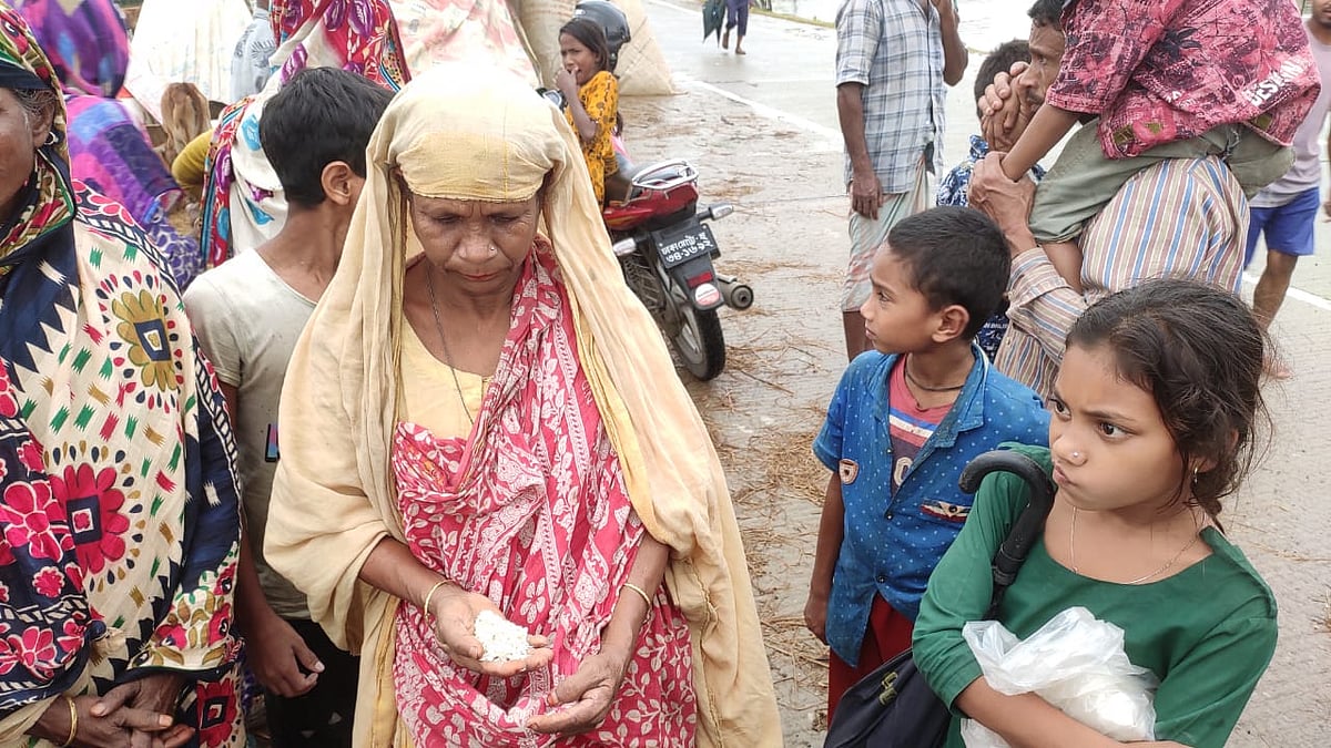 খাওয়ার জন্য পিয়ারা বেগমের কাছে সামান্য কিছু চিড়া আছে