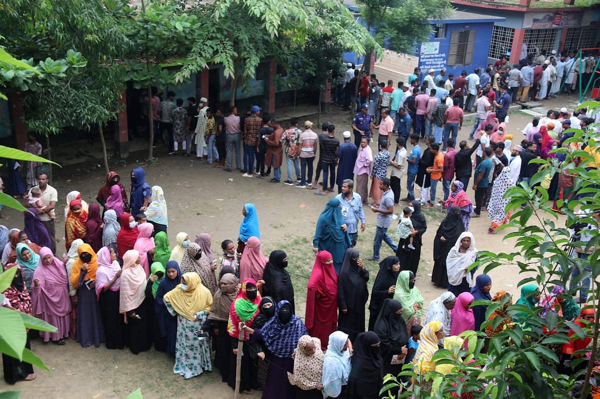 শাকতলা উচ্চবিদ্যালয় ভোটকেন্দ্রে নারী-পুরুষ ভোটরদের ভিড়। সাড়ে ৮টায় টায়, কুমিল্লা, ১৫ জুন