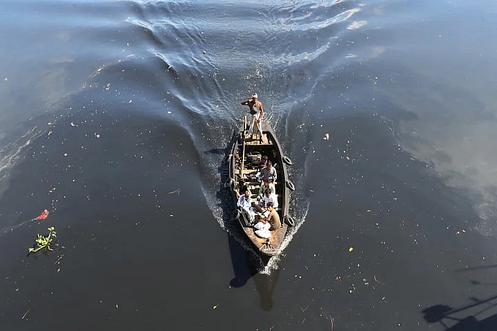 দূষিত কালো পানির ওপর চলছে নৌকা। দেশের নদ–নদীগুলোর দশা এমনই। কার্যকরী পদক্ষেপ না নিলে নদীদূষণের কারণে ক্ষতির পরিমাণ আরও বাড়বে