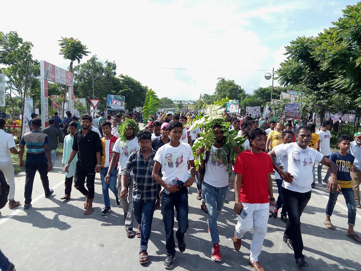 দক্ষিণ ও দক্ষিণ-পশ্চিমাঞ্চলের ২১ জেলা ছাড়াও দেশের বিভিন্ন জেলা থেকে পদ্মা সেতুর উদ্বোধন দেখতে এসেছেন বহু মানুষ। শরীয়তপুরের জাজিরায়