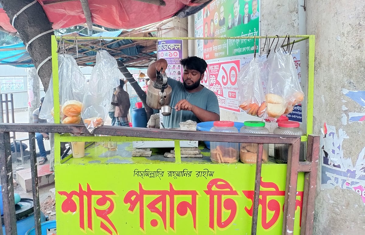 ব্রাহ্মণবাড়িয়া শহরের পৌর সুপারমার্কেটের পেছনে একটি চায়ের দোকান চালান সাব্বির