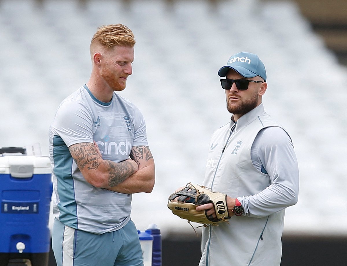 ইংল্যান্ড অধিনায়ক বেন স্টোকস ও কোচ ব্রেন্ডন ম্যাককালাম