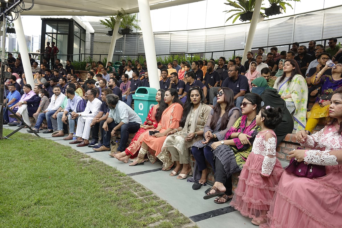 পুনর্মিলনীতে অংশ নেওয়া প্রাক্তন শিক্ষার্থীদের একাংশ