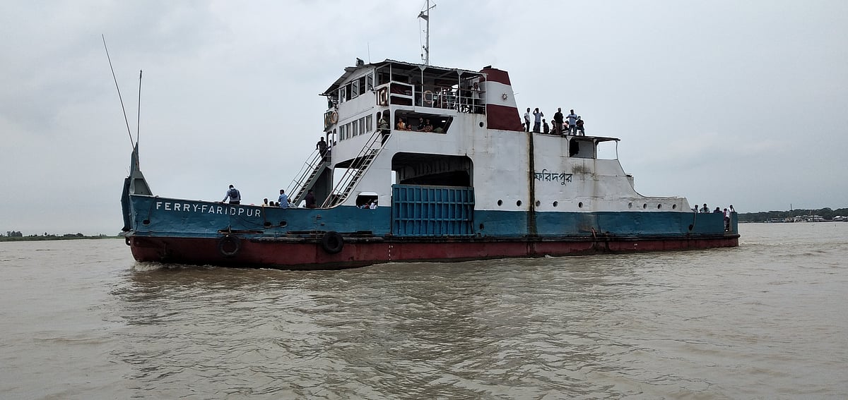 পদ্মা নদীতে ঘূর্ণিস্রোত ও পানি বাড়ার কারণে শিমুলিয়া-জাজিরা নৌপথে ফেরি চলাচল বন্ধ করে দেওয়া হয়েছে। রোববাবর সাত্তার মাদবর–মঙ্গল মাঝির ঘাট এলাকায়