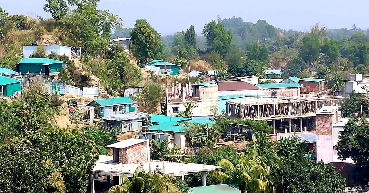 কক্সবাজার শহরের ঘোনাপাড়ায় সরকারি পাহাড় কেটে তৈরি হয়েছে অসংখ্য পাকা ঘরবাড়ি