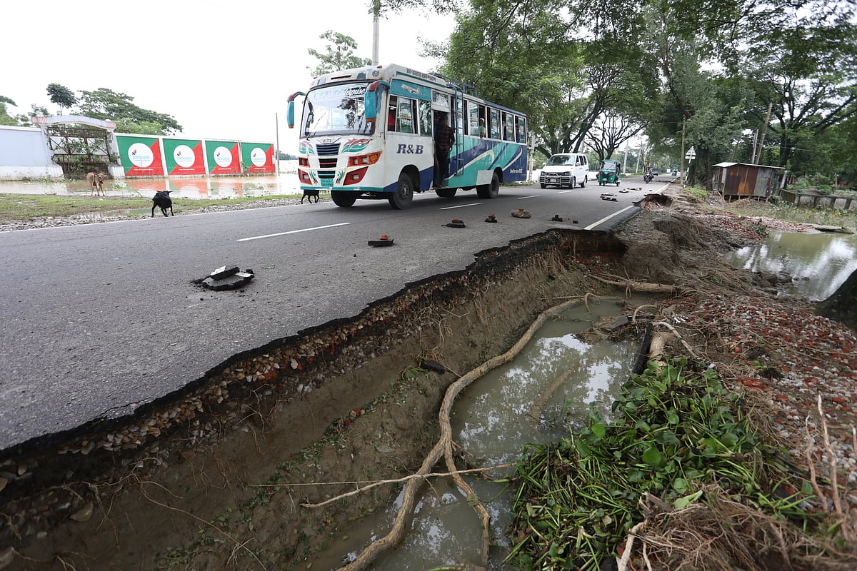 সিলেটে বন্যায় ক্ষতিগ্রস্ত হয়েছে সড়ক। পানির স্রোতে ভেঙ্গে গেছে সড়কের একপাশ। ঝুঁকি নিয়ে চলছে যানবাহন। ছবিটি সিলেট-সুনামগঞ্জ মহাসড়কের ফুলচান্দ এলাকা থেকে তোলা