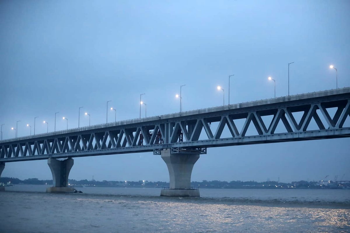 আগামী ২৫ জুন উদ্বোধন হচ্ছে বহু প্রতীক্ষার পদ্মা সেতু, এর মধ্যে এই সেতুতে পরীক্ষামূলকভাবে বাতি জ্বালানো হয়েছে