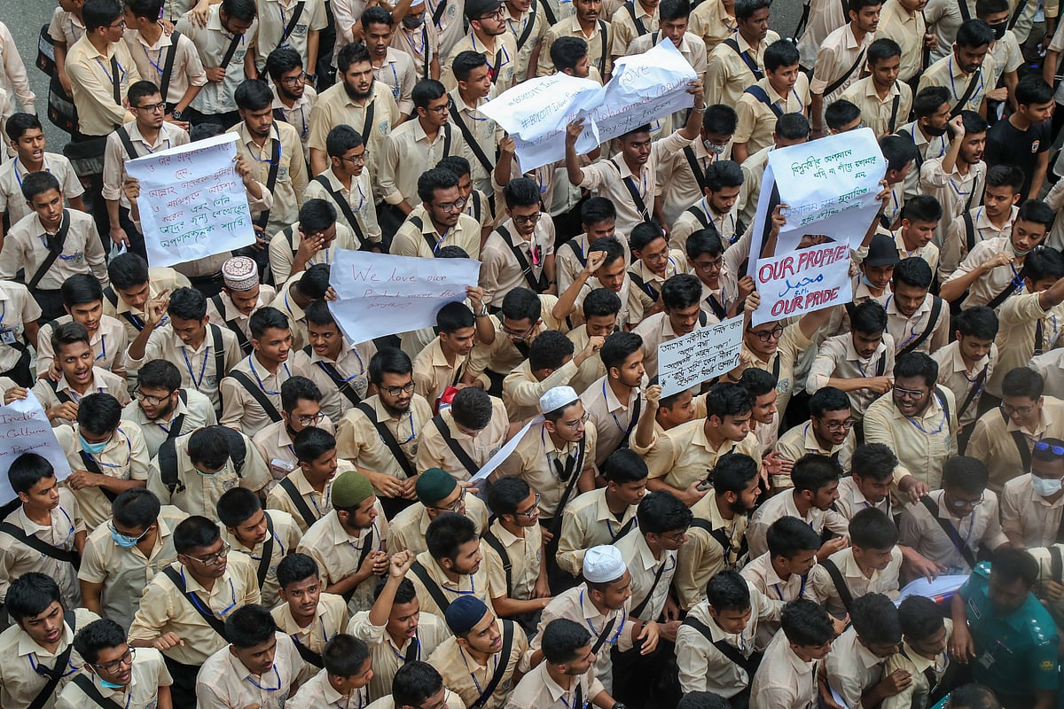 মতিঝিলে বিক্ষোভ করে  নটর ডেম কলেজের শিক্ষার্থীরা