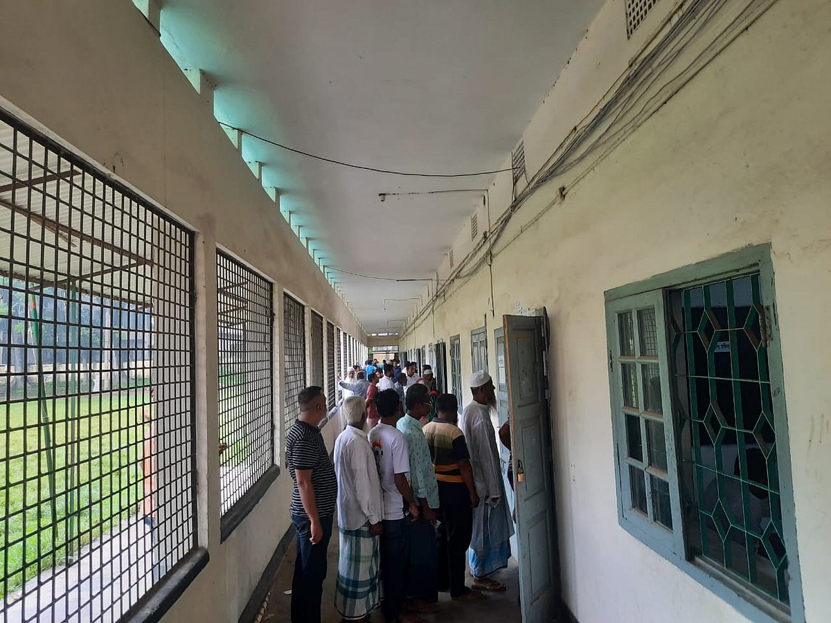 কুমিল্লা গভর্নমেন্ট ল্যাবরেটরি স্কুল কেন্দ্রে অপেক্ষমাণ ভোটাররা