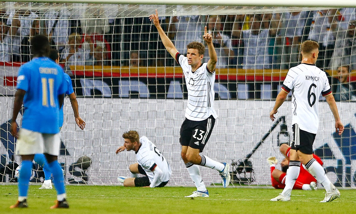 ইতালির গোলপোস্টে এভাবেই আক্রমণ করে গোল তুলে নিয়েছে জার্মানি। মুলারের গোলের পর