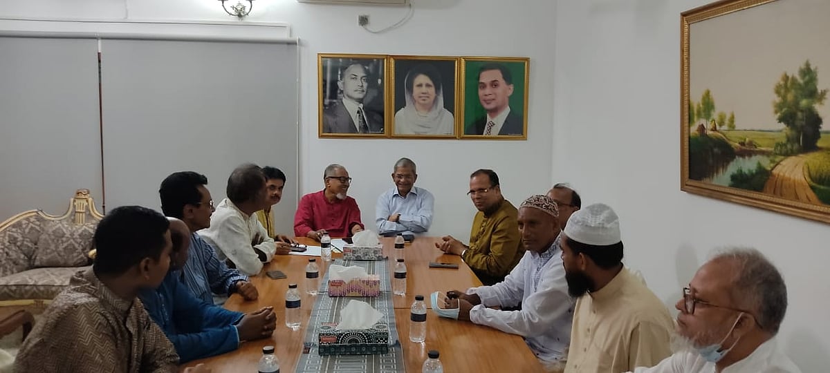 রাজধানীর গুলশানে বিএনপির চেয়ারপারসনের রাজনৈতিক কার্যালয়ে বিএনপির সঙ্গে এনপিপির প্রায় এক ঘণ্টাব্যাপী সংলাপ অনুষ্ঠিত হয়