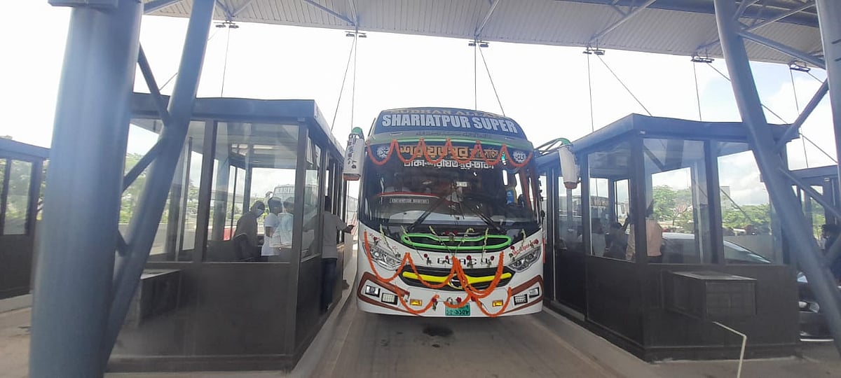 ২০০৪ সালে ঢাকার সঙ্গে সরাসরি বাস চলাচল বন্ধ হয় শরীয়তপুরের। দীর্ঘদিনের ভোগান্তি শেষে আজ শরীয়তপুরের যাত্রীরা বাসে করে পদ্মা সেতু পার হয়ে ঢাকায় গেলেন