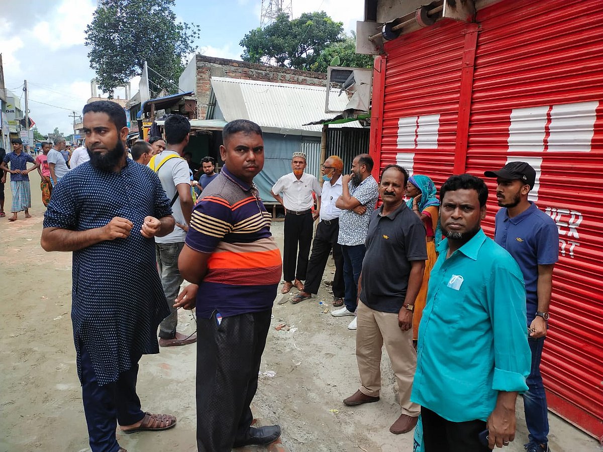 পদ্মা সেতু দেখতে কয়েক শ কিলোমিটার পথ পেরিয়ে মাওয়া প্রান্তে এসেছেন তাঁরা। ছবি শনিবার সকালে মাওয়া পুরনো ফেরিঘাট এলাকায় তোলা