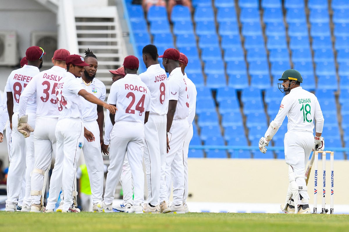 বাংলাদেশের ব্যাটসম্যানদের উইকেটের মিছিল আর ওয়েস্ট ইন্ডিজের উল্লাস ছিল কাল প্রথম দিনের পরিচিত দৃশ্য