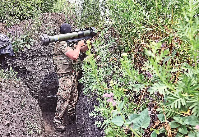 রুশ বাহিনীর অবস্থানের দিকে নিশানা স্থির করছেন ইউক্রেনের এক সেনা। দেশটির পূর্বাঞ্চলে দোনেস্কের আভদিভকাতে