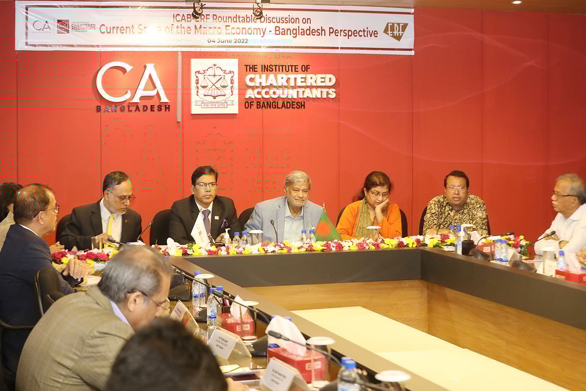 দ্য ইনস্টিটিউট অব চার্টার্ড অ্যাকাউন্ট্যান্টস অব বাংলাদেশ (আইসিএবি) ও ইকোনমিক রিপোর্টার্স ফোরাম (ইআরএফ) আয়োজনে সামষ্টিক অর্থনীতির বর্তমান অবস্থা নিয়ে আয়োজিত এক গোলটেবিল আলোচনায় বক্তারা। আজ রাজধানীর কারওয়ান বাজারের সিএ ভবনে