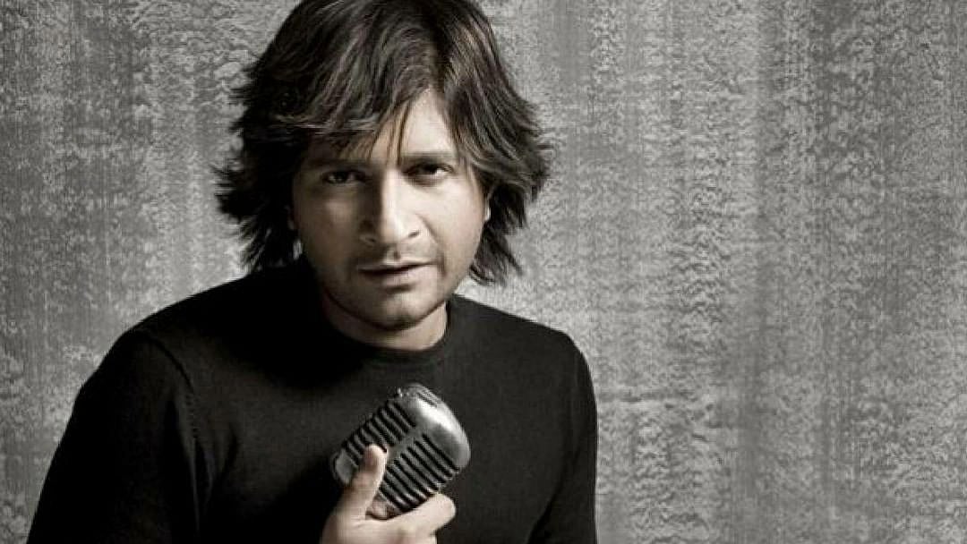 গত বছরের এই দিনে ৫৪ বছর বয়সে পৃথিবীর ভ্রমণ শেষ হয়েছে ভারতের অন্যতম জনপ্রিয় গায়ক কৃষ্ণকুমার কুন্নাথ ওরফে কেকে। মালয়ালি মা-বাবার ঘরে দিল্লিতে জন্ম কেকের।