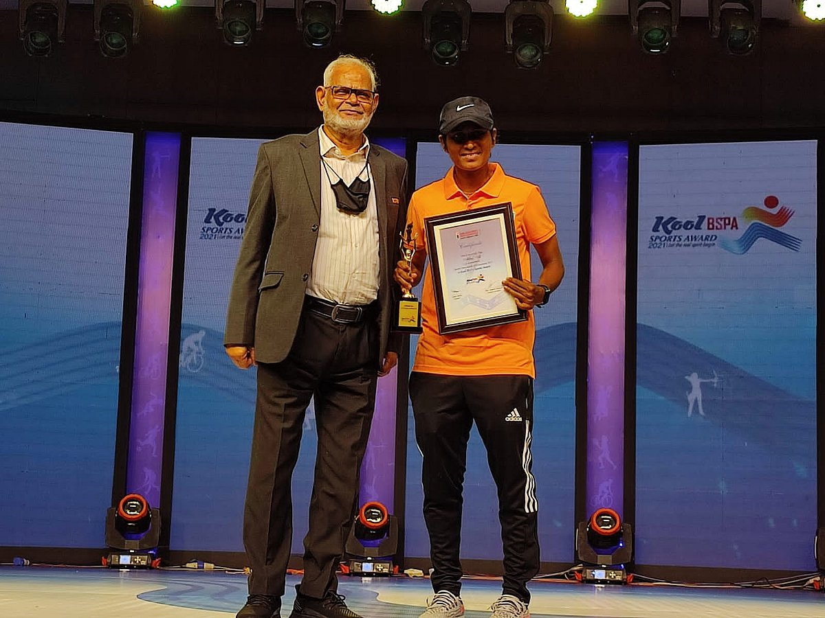 কোচের হয়ে পুরস্কারটা হাতে নিয়ে আর মঞ্চে দাঁড়িয়ে থাকতে পারেননি সাবিনা। কাঁদতে কাঁদতে মঞ্চ ছেড়েছেন