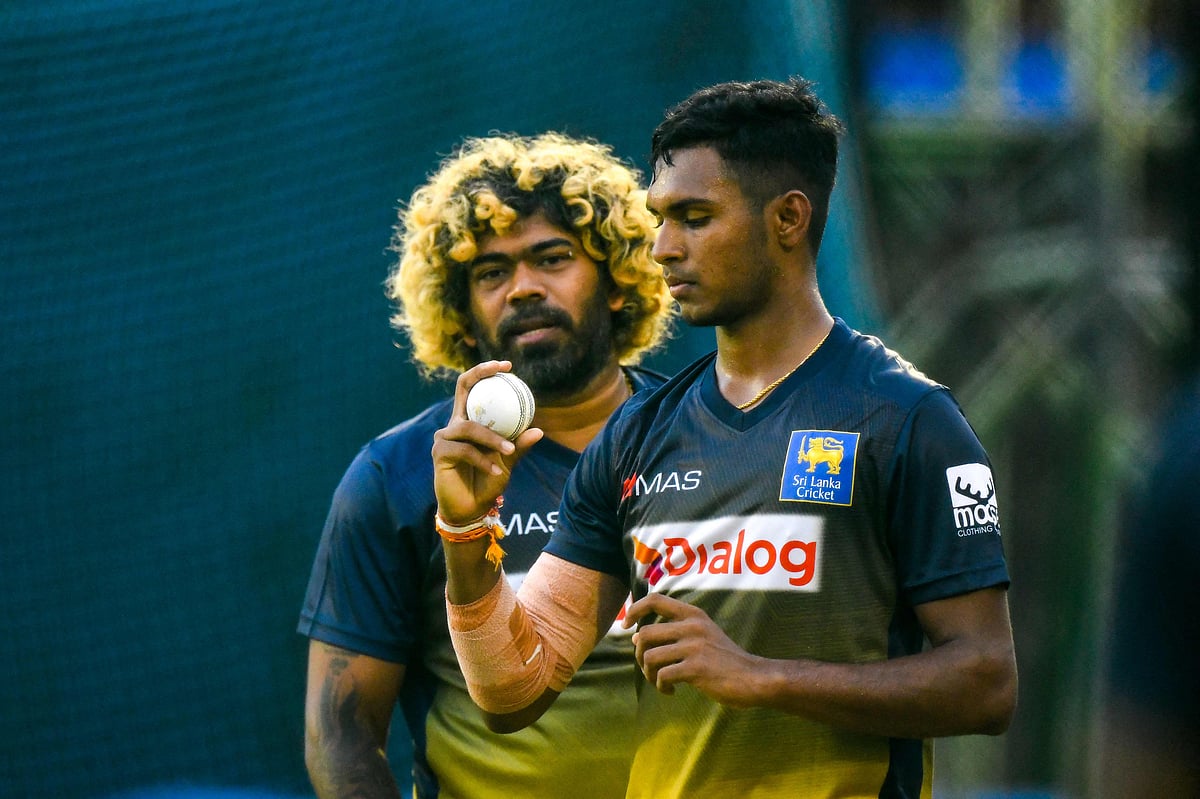 অস্ট্রেলিয়ার বিপক্ষে টি–টোয়েন্টি সিরিজ শুরুর আগে অনুশীলনে পেসার মাতিশা পাতিরানার সঙ্গে দলটির বোলিং স্ট্র্যাটেজিক কোচ লাসিথ মালিঙ্গা