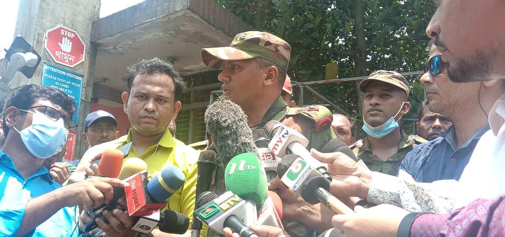 লেফটেন্যান্ট কর্নেল আরিফুল ইসলাম দুর্ঘটনাস্থলে সাংবাদিকদের ব্রিফ করেন